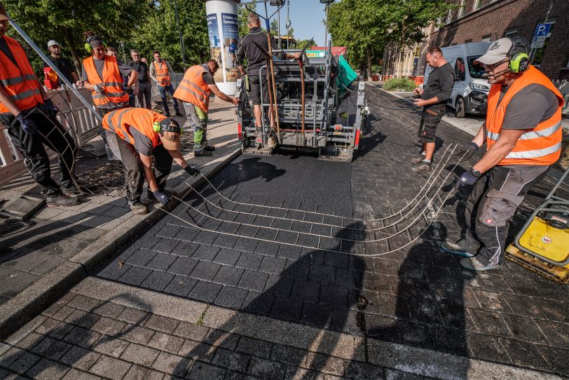 Prägeasphalt statt Pflastersteine: Stadt Herne saniert im August 2025 die Wanner Straße.