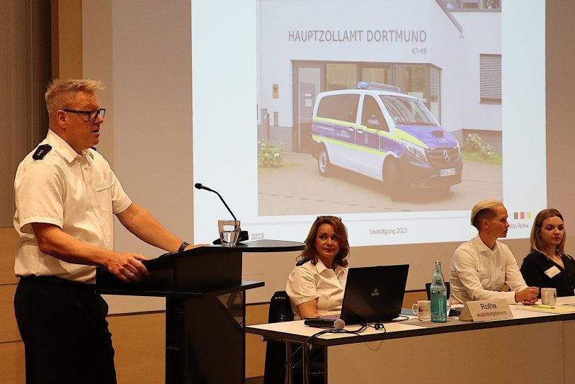 Regierungsdirektor Jörg Helmig bei der Diensteinführungsverhandlung und Vereidigung der neuen Anwärter beim Hauptzollamt Dortmun
