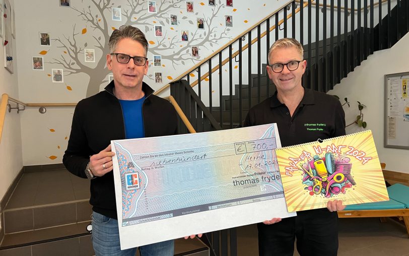 Friseur Thomas Fryder (re.) spendete den Erlös seines Kalenderverkaufs in Höhe von 700 Euro an den Wittekindshof in Eickel, für den Thorsten Thieme den Scheck in Empfang nahm.