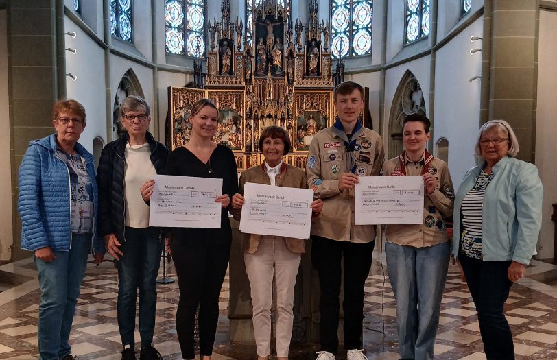 Freuen sich über die Spende: Linda Schultz, Frau Dr. Ute Leifert, Jens Woelke und Saskia Templin und Ursula Katthöfer, R. Elges und U. Pfeifer vom Gemeindeausschuss und vom Förderverein St. Peter und Paul. Mechthild Schroeter-Rupieper und Vertreten des Kinderhospizes schickten Grüße, konnten aber nicht anwesend sein.