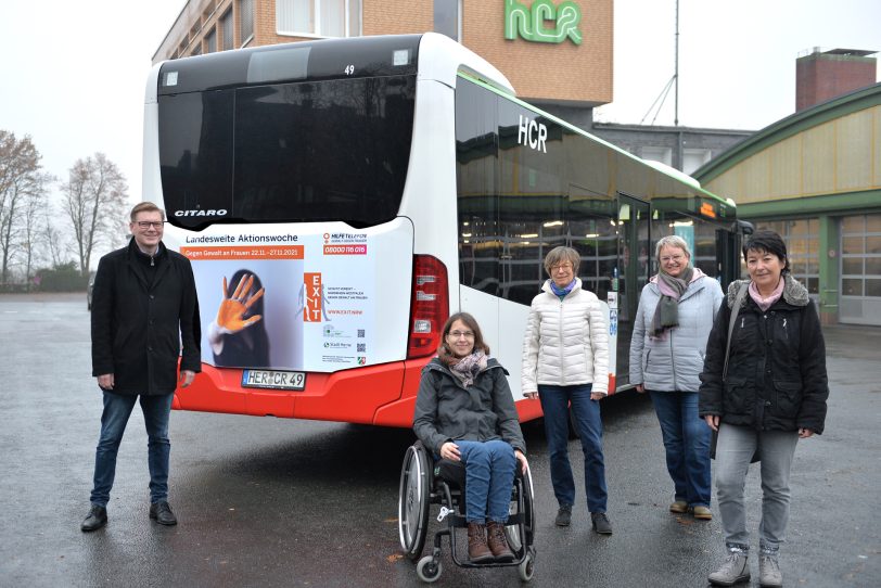 (v.l.) Dirk Rogalla (HCR), Melanie Kampa, Sabine Schirmer-Klug und Cordelia Neige (Büro für Gleichstellung und Vielfalt) und Antonie Brieske (Schattenlicht) präsentieren die Buswerbung für die Aktionswoche 'Gewalt gegen Frauen'.