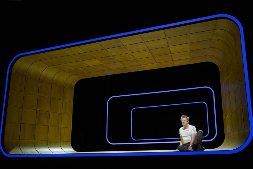 Ruhrfestspiele: Mein Name sei Gantenbein - Matthias Brandt im ovalen Guckkasten Hansjörg Hartungs.