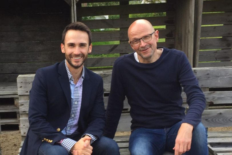 Agenturchef und Star: Thomas Lubbers von „MuT-Konzerte“ (rechts) bespricht das erste Konzert in Herne mit dem Musical-Star Jeffrey Socia (links).