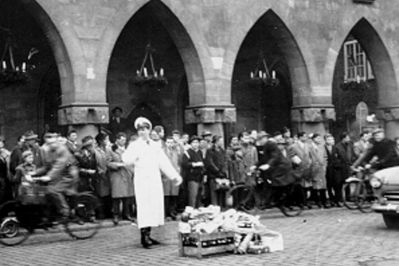 In den 1950er Jahren gab es in Münster den Brauch, dass Autofahrer Verkehrspolizisten Heilig Abend bescherten.