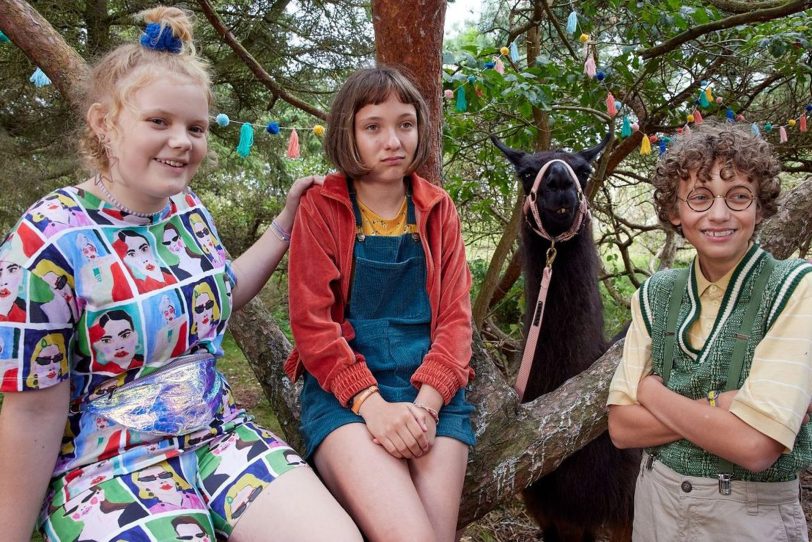 Kinofilm - Mein Lotta-Leben: Die Wilden Kaninchen Cheyenne Wawrceck (Yola Streese), Lotta Petermann (Meggy Hussong und Paul (Levi Kazmaier) mit Lama.