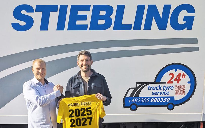 Verlängern die Partnerschaft zwischen Reifen Stiebling und dem DSC Wanne-Eickel um zwei Jahre bis 2027: (v.li.) DSC Marketing-Vorstand Torsten Fäller und der Geschäftsführer von Reifen Stiebling, Alexander Stiebling.