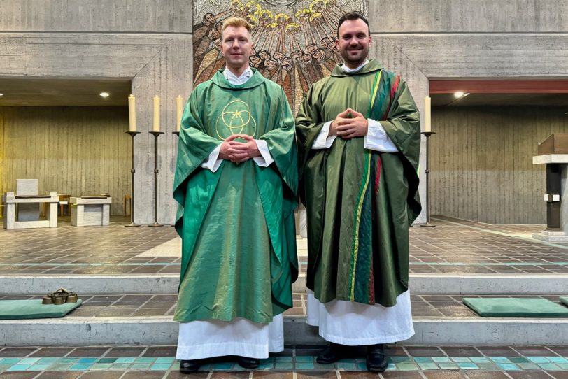 v.l. Pfarrer Dr. Nils Petrat und der neue Vikar Jakob Ohm.