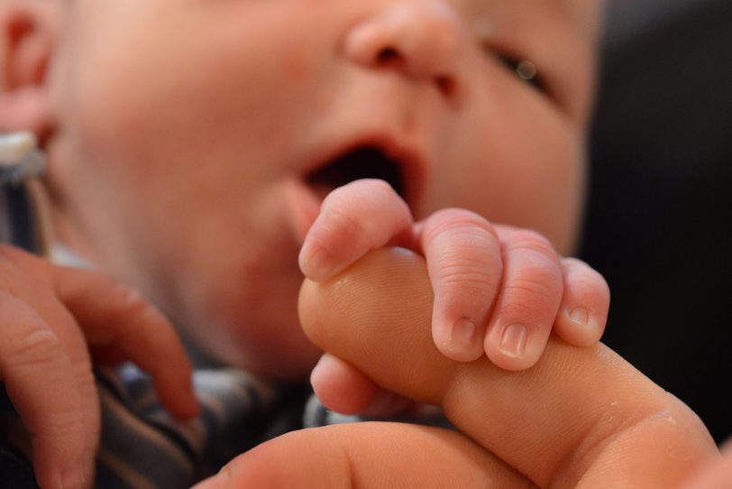 In Herne ist der Wert von Adoptionen im Jahr 2021 erneut konstant geblieben - in ganz NRW aber um 3,2 Prozent gestiegen.