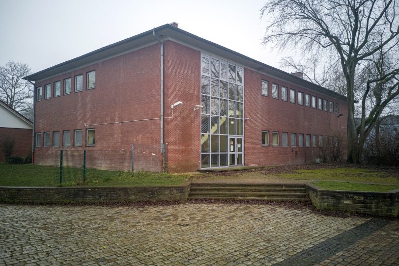 Zukunft ungewiss: die gesperrte Lehrschwimm- und Turnhalle an der Kolibri-Schule.