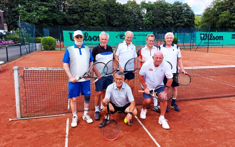 Feiern den Aufstieg in die Westfalenliga: Die Herren 75 vom TC Emschertal marschierten ohne Punktverlust durch die Saison. Auf dem Bild (oben, v.li.): Peter Rummelt, Gerd Krümmel, Norbert Loer, Bernd Lichtner, Theo Kümpel, (unten, v.li.) Heinz Saul und Mannschaftsführer Rolf Kremski.