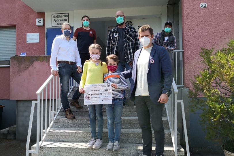 Paulina und Henri überbrachten insgesamt 2.000 Euro für die Tafel und die Suppenküche.