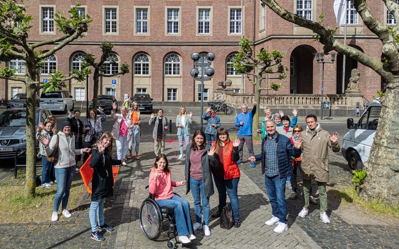 25 Jahre Runder Tisch gegen häusliche Gewalt: Anlässlich des Jubiläums versammelten sich mehrere Mitglieder an der orangenen Bank vor dem Rathaus.