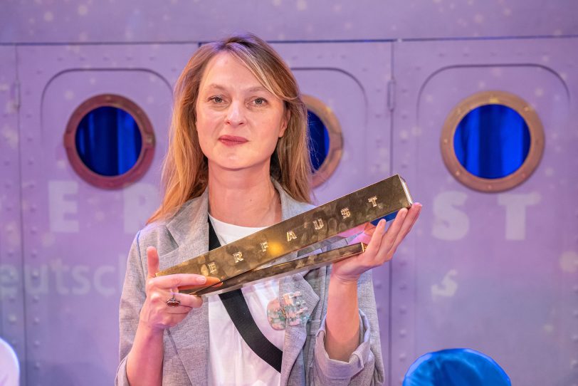 Angela Obst, Chefdramaturgin und stellv. Intendantin des Schauspielhauses Bochum, nahm für Imre und Marne van Opstal in Gera den „Faust“ entgegen.