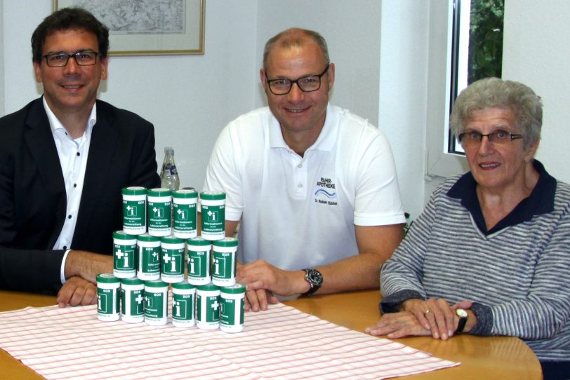Stellen die Notfalldose vor: v.l. Dr. Martin Krause (DRK), Dr. Robert Sibbel (Ruhr-Apotheke), Magdalene Sonnenschein (LSV NRW);