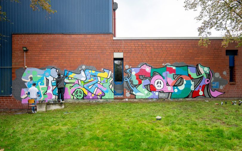 Die Wand der Schule wurde verschönert.