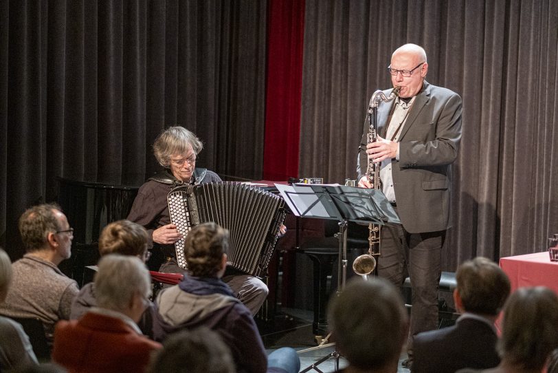 Zur Befreiung von Auschwitz: Lesung in der Alten Druckerei an der Bebelstraße in Herne (NW), am Montagabend (27.01.2020). Norbert Kozicki und Jan Zweyer lasen Texte von Auschwitzhäftlingen. Musikalisch umrahmt wurde der Abend von Eckard Koltermann (Bassklarinette) und Ralf Kaupenjohann (Akkordeon). Sie präsentierten Improvisationen jiddischer Lieder.