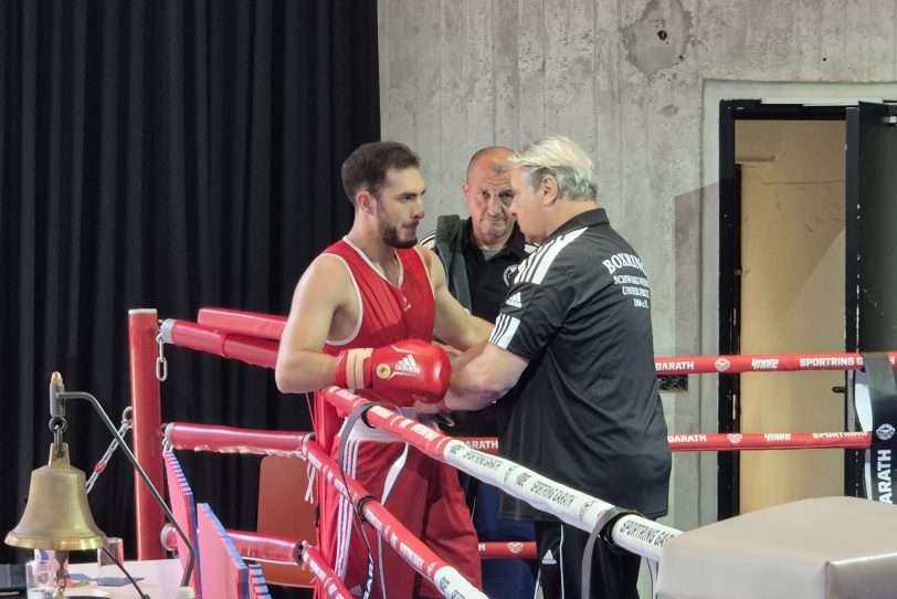 Hoch konzentriert beim Kampf (v.l.): Wettkämpfer Anasse Azarfane, Betreuer Hristos Kabakakis und Trainer Joachim Gerdesmann.