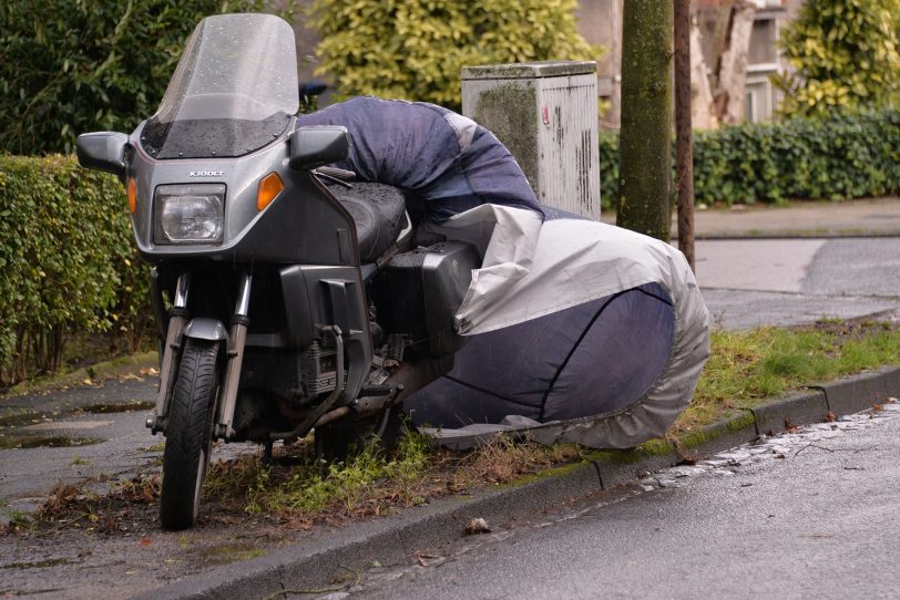 Auch diese Motorradgarage sitzt nicht mehr perfekt.