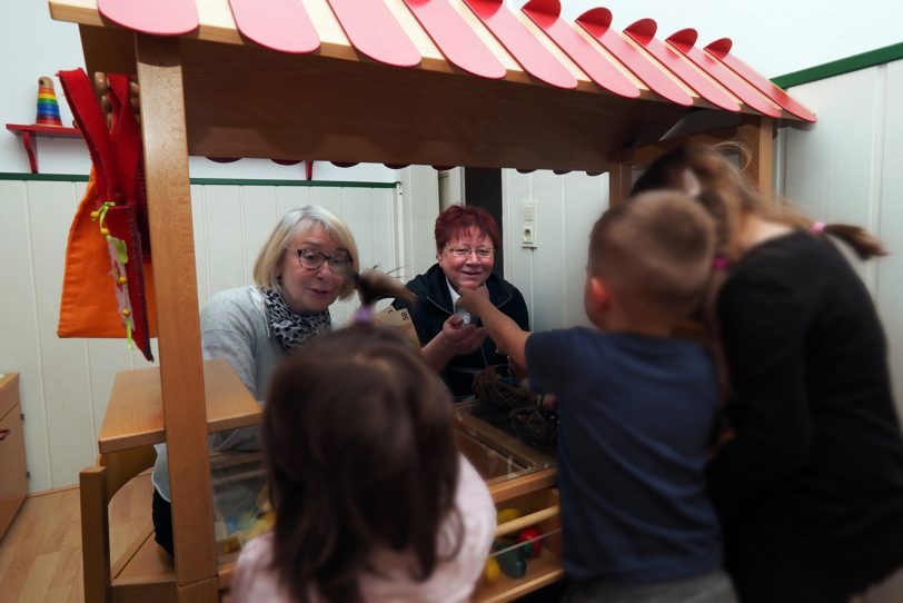 Kinder des Frauenhauses freuen sich über die Geldspende.