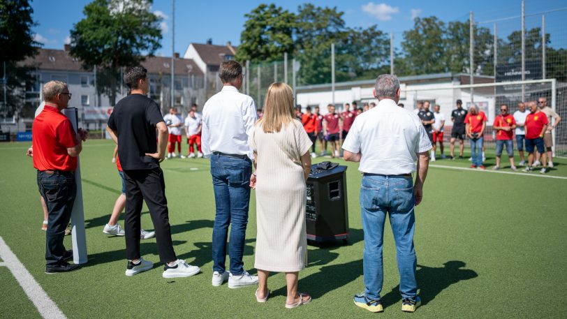 Das Stadion des Vereins Sportfreunde Wanne Eickel 04/12 bekam am Sonntag (11.08.2024) einen neuen Namen und heißt jetzt Elektro Sprick-Energiewende-Stadion.