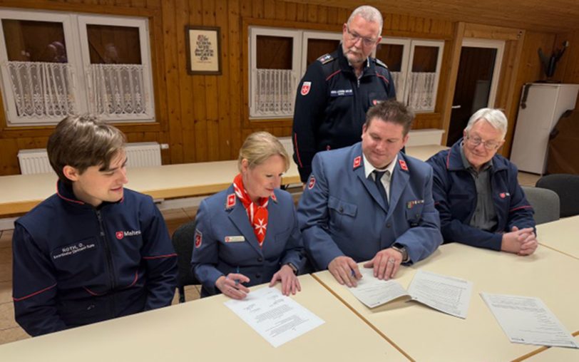 Der Herner Malteser Hilfsdienst hat mit Jill Fortmann (Geschäftsführerin, 2.v.l.) und Christian Wehr (Stadtbeauftragter, 2.v.r.) eine Kooperationsvereinbarung zwischen der Herner Gliederung und der Gliederung Emscher-Ruhr mit Sitz in Castrop-Rauxel unterzeichnet.