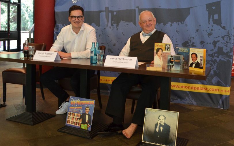 Der Titel ist, wie man unten in der Mitte sieht, Programm: Theaterdirektor Marvin Boettcher (li.) und der Mondpalast eröffnen mit Horst Freckmanns 