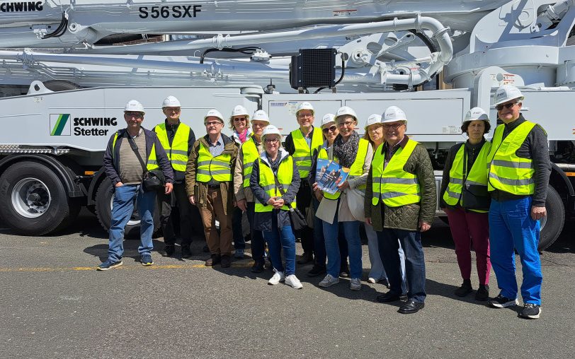 Eine Teilnehmergruppe der vhs Herne stattete dem Herner Traditionsunternehmen Schwing einen Besuch ab.