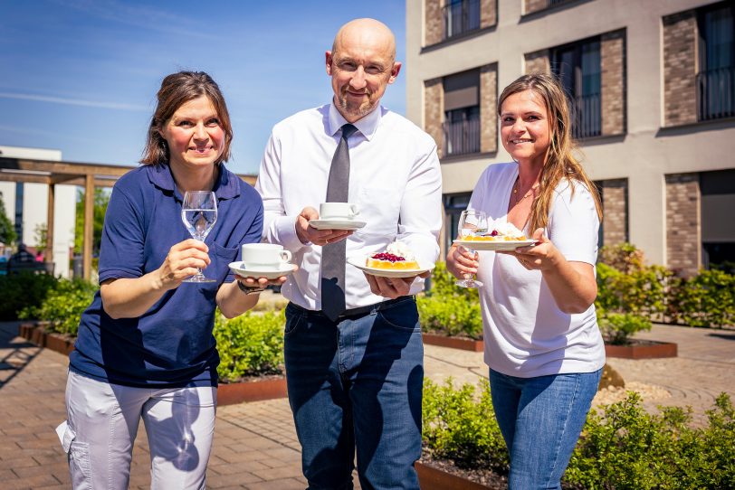 Die Leitung der Senioreneinrichtungen Widumer Höfe Jacek Michalak (Mitte) mit seinem Team auf dem Frühlingsfest der Einrichtung.
