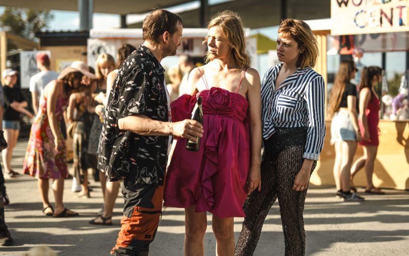 Auf dem Green Hub: Delphine von Plettenburg (Jella Haase, re.), Charlotte Heinze (Jule Böwe, Mitte) und Peter Harminski (Milan Peschel).