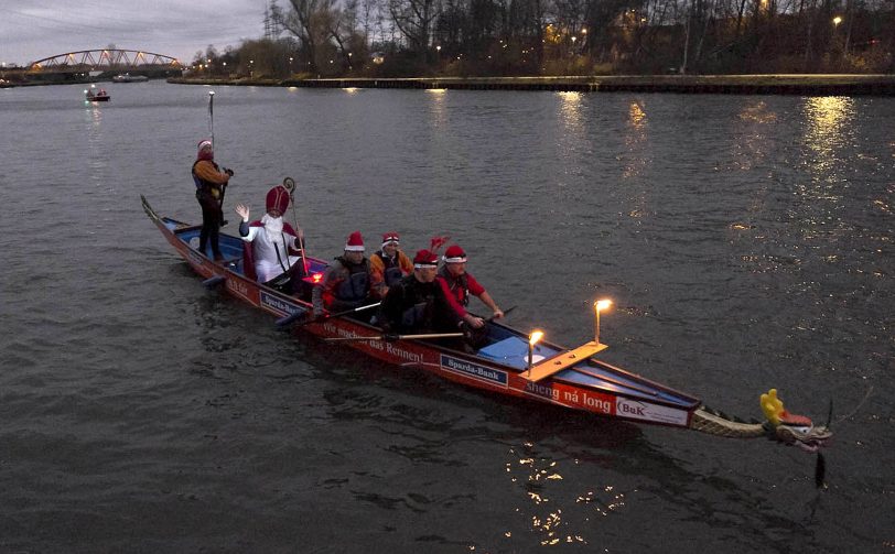 Mit dem Drachenboot auf dem Kanal.