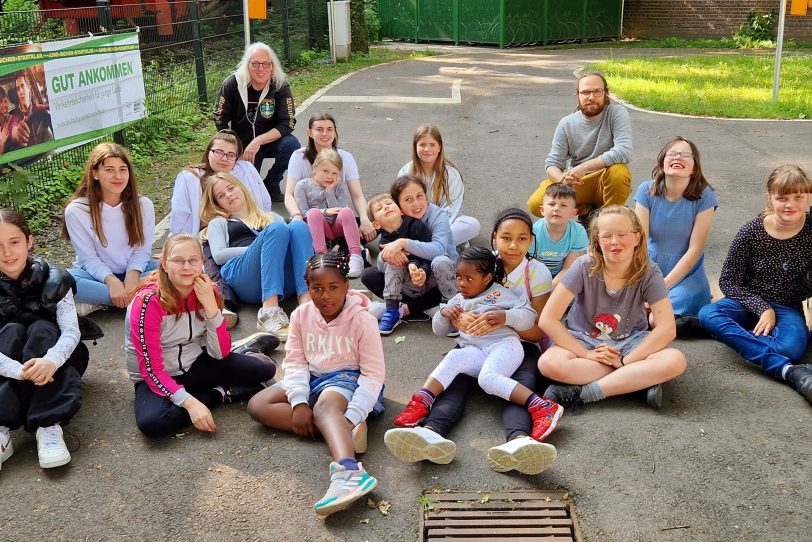 Jubiläum vom Verein Sunrise Ruhr: Das elfjährige Bestehen feierten die Sunrise-Kids im Gleiscafé Fritzchen am Heimatmuseum. Mit dabei (hinten links) Horst 