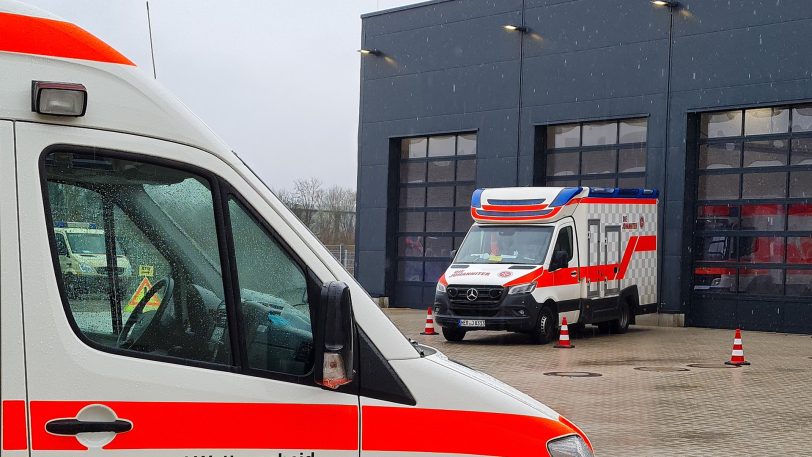 Mit Rettungswagen kamen die beiden Motorrollerfahrer ins Krankenhaus (Symbolbild).