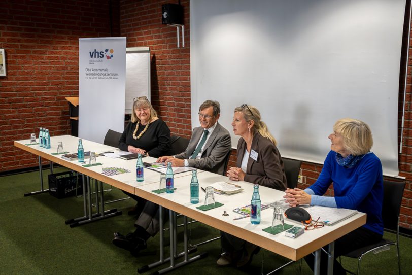 Die vhs Herne und ID55 eröffnen Aktionswoche zum Generationendialog