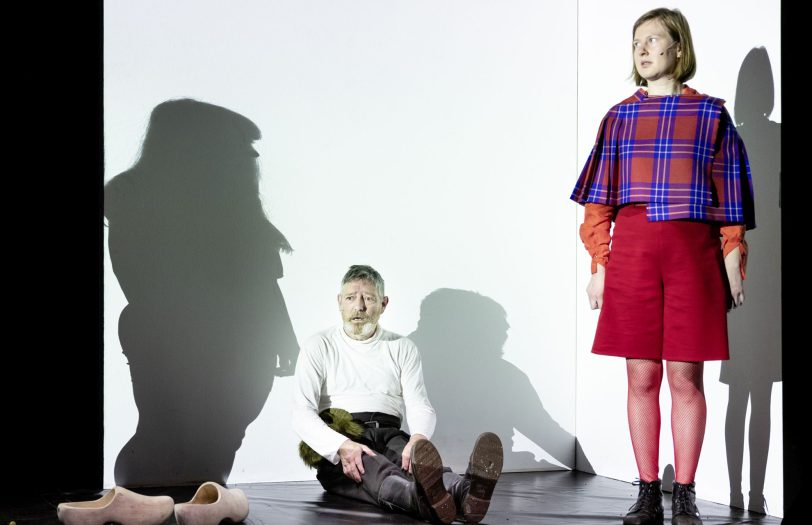 Der König (Pierre Bokma) und sein rotberockter Narr (Anna Drexler gibt die Cordelia im Schottenrock).