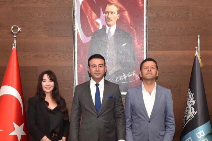 v.l. Nurten Özcelik (Vorsitzende des Freundschaftsvereins Besiktas und SPD-Stadtverordnete), Riza Akpolat und Güven Karatas (beide CHP).