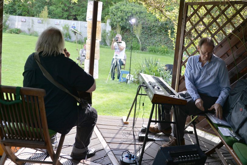 Schöne Wörter tummeln sich im Garten. im Bild: v.l. Norbert Müller und Klaus Grafe.