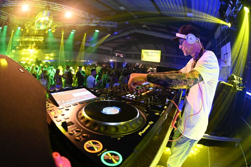 Ein DJ unterhielt die Gäste in der großen Halle mit Party-Musik.