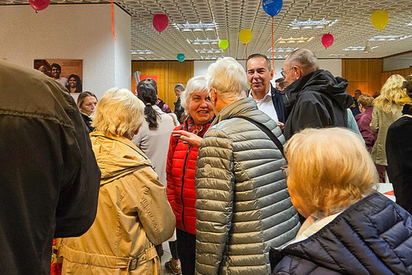 Großer Andrang bei der Eröffnung des Caritas Quartiersbüros im Oktober 2025.