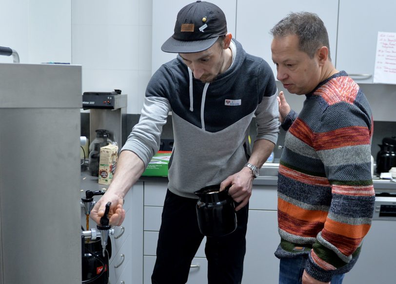 'Heilig Abend nicht allein': Kaffeekochen für die Gäste des CVJM Herne.