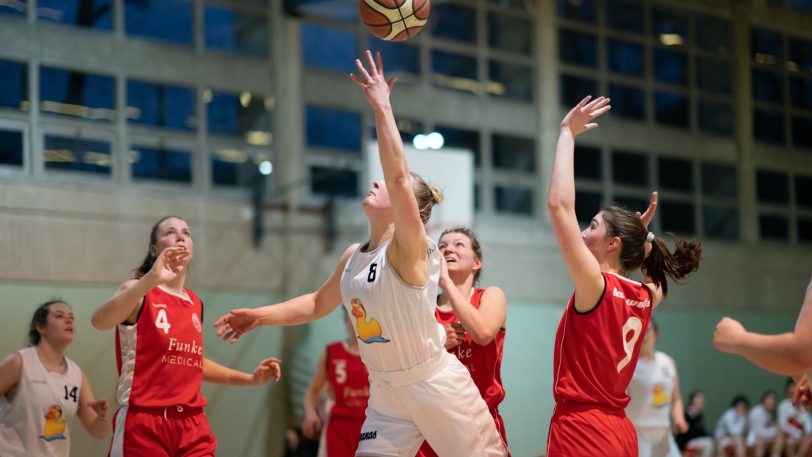 Die Ruhrpott Baskets Herne gewinnen das Spitzenspiel gegen den BSV Wulfen mit 65:42.