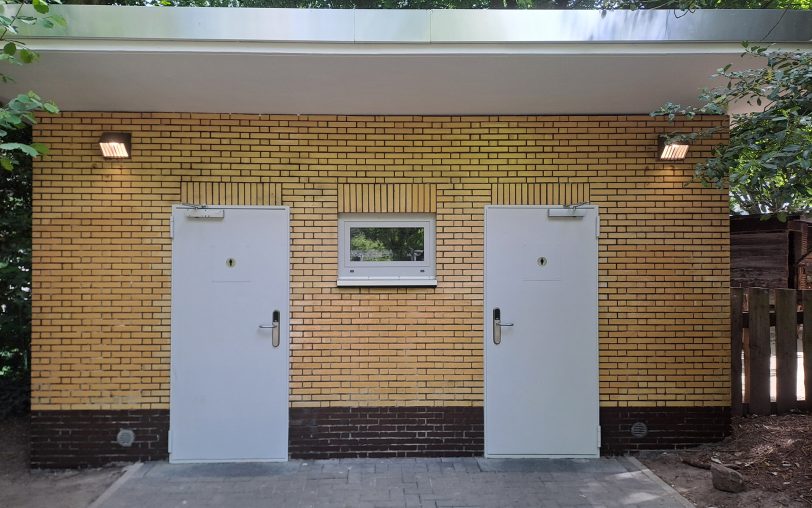 So sieht die sanierte WC-Anlage im Tierpark Eickel von außen aus.