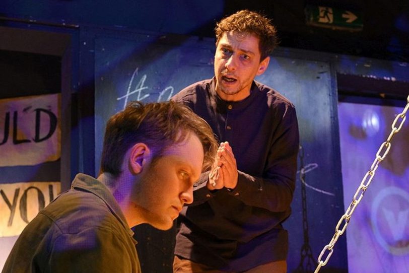 Der Victory-Funktionär O’Brien (Benjamin Werner, hinten) bearbeitet den Neuling Winston Smith (Linus Scherz).