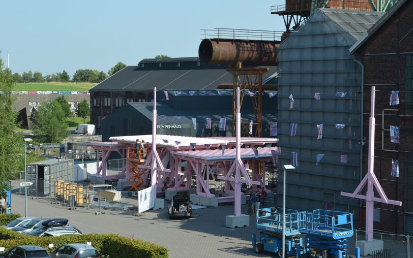 Direkt neben der Bochumer Jahrhunderthalle entsteht zur Zeit vor dem Wasserturm das Festivalzentrum „Wunderland“ – für Workshops unterschiedlichster Art, zum Kaffee oder zum Tagesausklang nach dem Besuch der Vorstellungen.