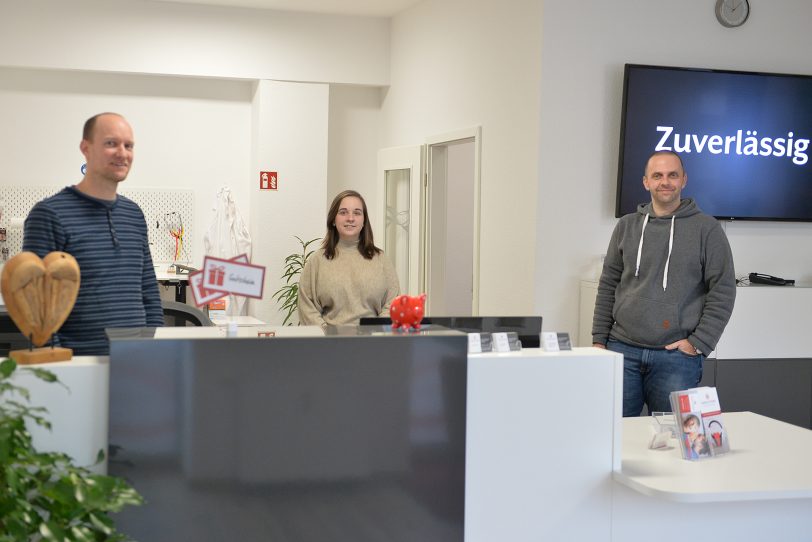 Patrick Herrmann mit seinem Team im Ladenlokal in Röhlinghausen.