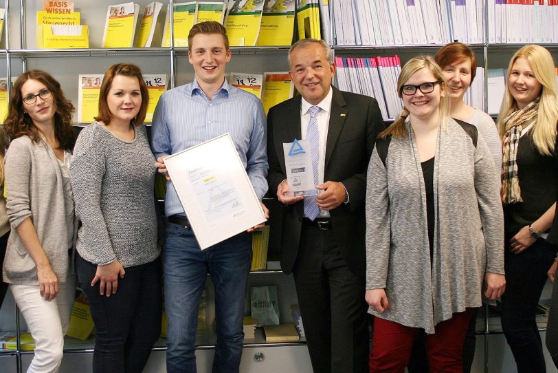 Mitarbeiter des NWB-Verlages mit TÜV-Siegel.