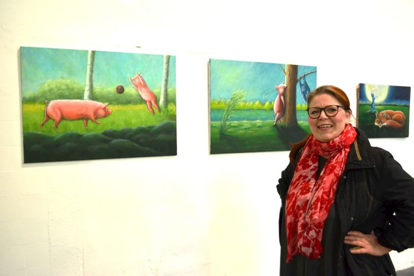 Bildergeschichten auf Unser Fritz: Marijke Brauckmann, die in ihren Acryl-Gemälden Geschichten erzählt, hat als Unser Fritz-Atelieristin ein Heimspiel.