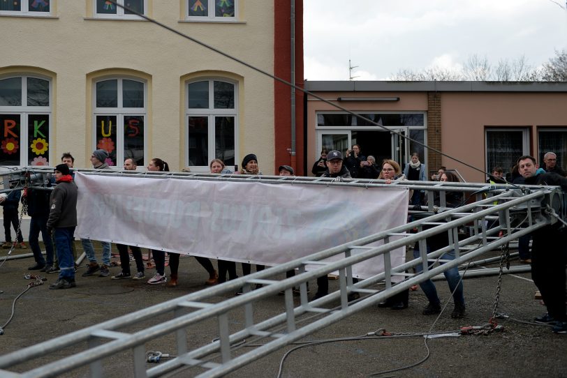 Der Kinder- und Jugendzirkus Dobbelino macht Station an der Grundschule in Holsterhausen, der Sonnenschule. Am Sonntag bauten das Zirkusteam Eltern und Lehrer das Zelt auf dem Schulhof auf.