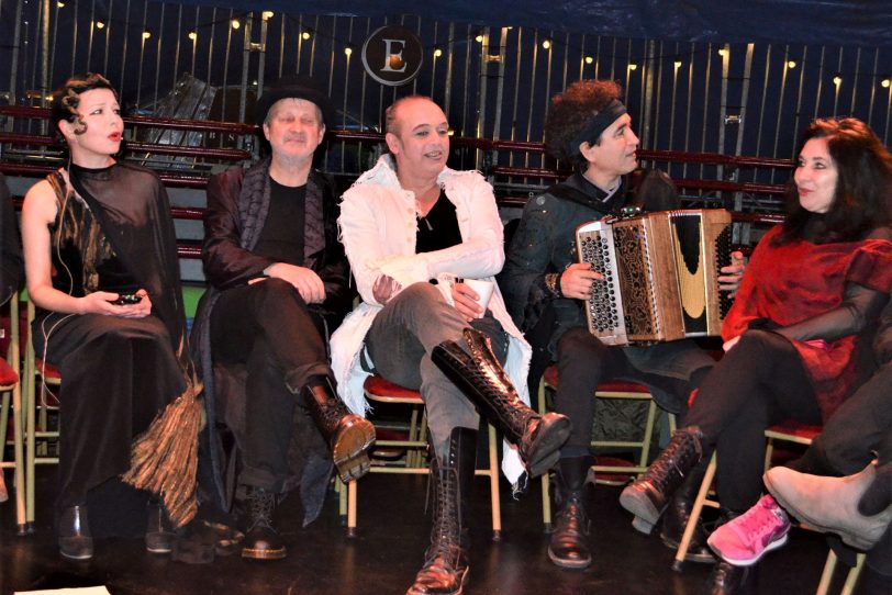 Live-Musik bei der Pressekonferenz mit der Russin Jana Mishenia (l.), dem Ukrainer Sergej Sweschinski (Mitte) und dem Russen Rudik Yakhin am Akkordeon (2.v.r.).