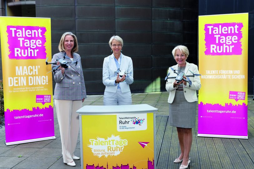 Startschuss für die TalentTage Ruhr: (v.l.) Dr. Britta Schröder, Geschäftsführerin der Stiftung TalentMetropole Ruhr, die Schul- und Bildungsministerin Dorothee Feller und Bärbel Bergerhoff-Wodopia, Mitglied des Vorstandes der RAG-Stiftung.