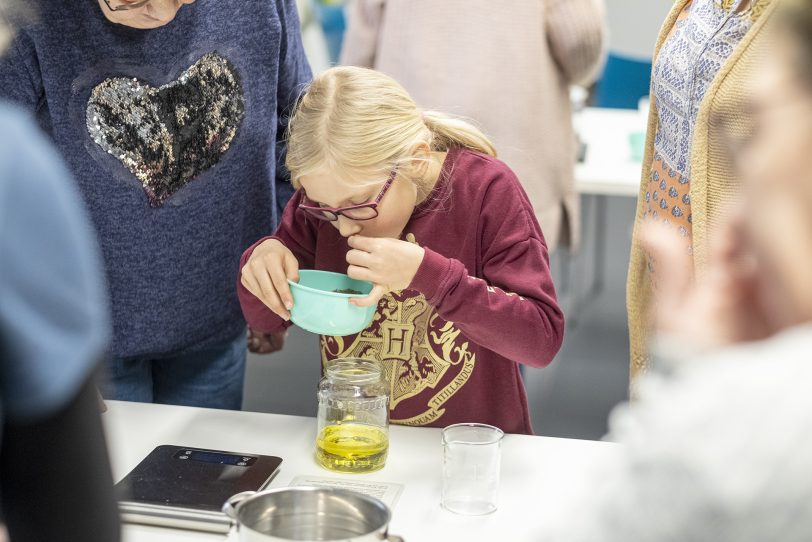 "Wärmende Pflege für kalte Tage": Kosmetikworkshop auf dem Wertstoffhof von Entsorgung Herne in Herne (NW), am Samstag (07.12.2019).